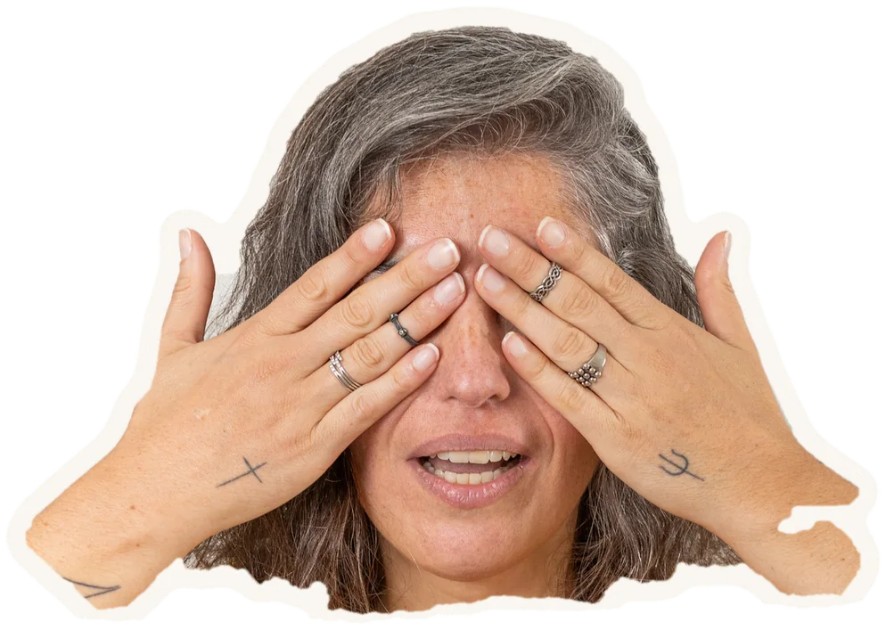 A Dri cobrindo os olhos com as duas mãos