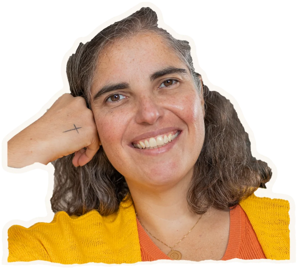 A Dri sorrindo, com a cabeça apoiada na mão